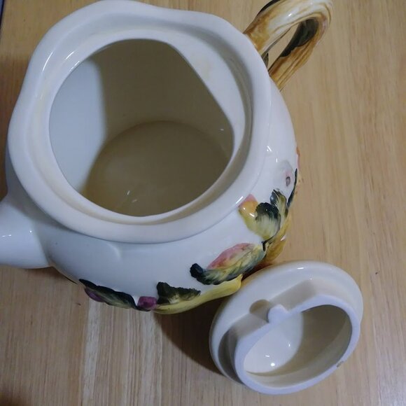 BICO China Harvest Fruit Berries Leaves Fall Ceramic Teapot - Picture 9 of 10